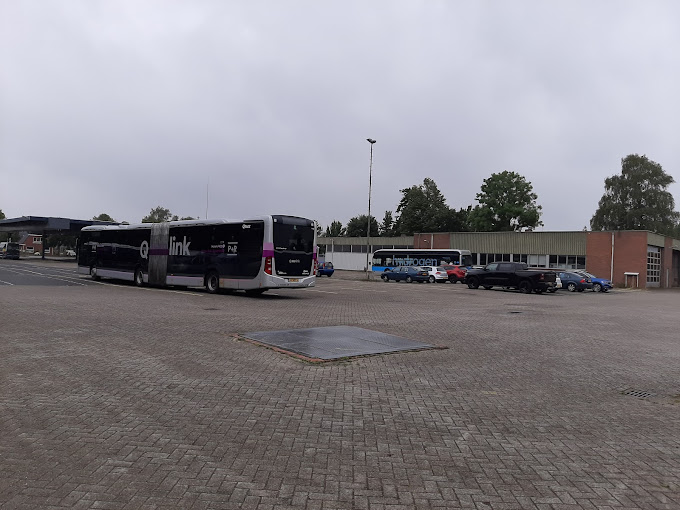 Nabij gelegen busstation voor het Campus Eesmdelta is busstation Appingedam